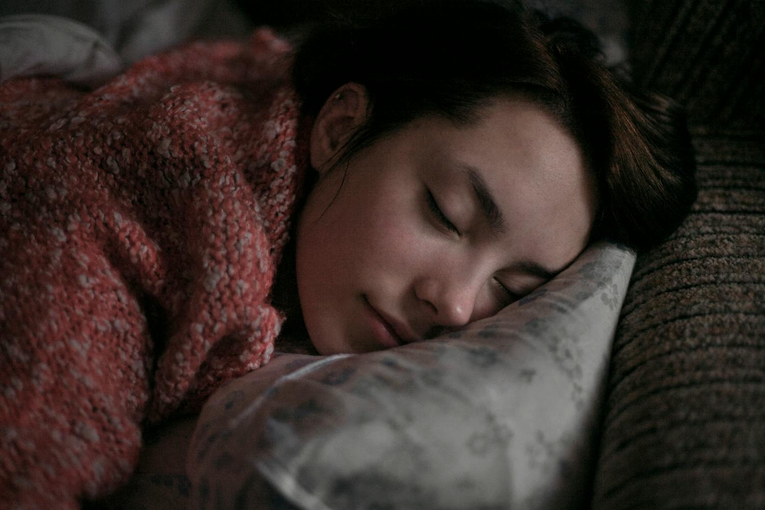 Spasmes hypniques : pourquoi sursaute-t-on quand on s’endort ?