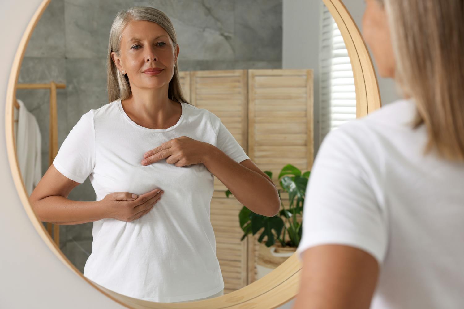 Pourquoi la poitrine grossit en vieillissant ?
