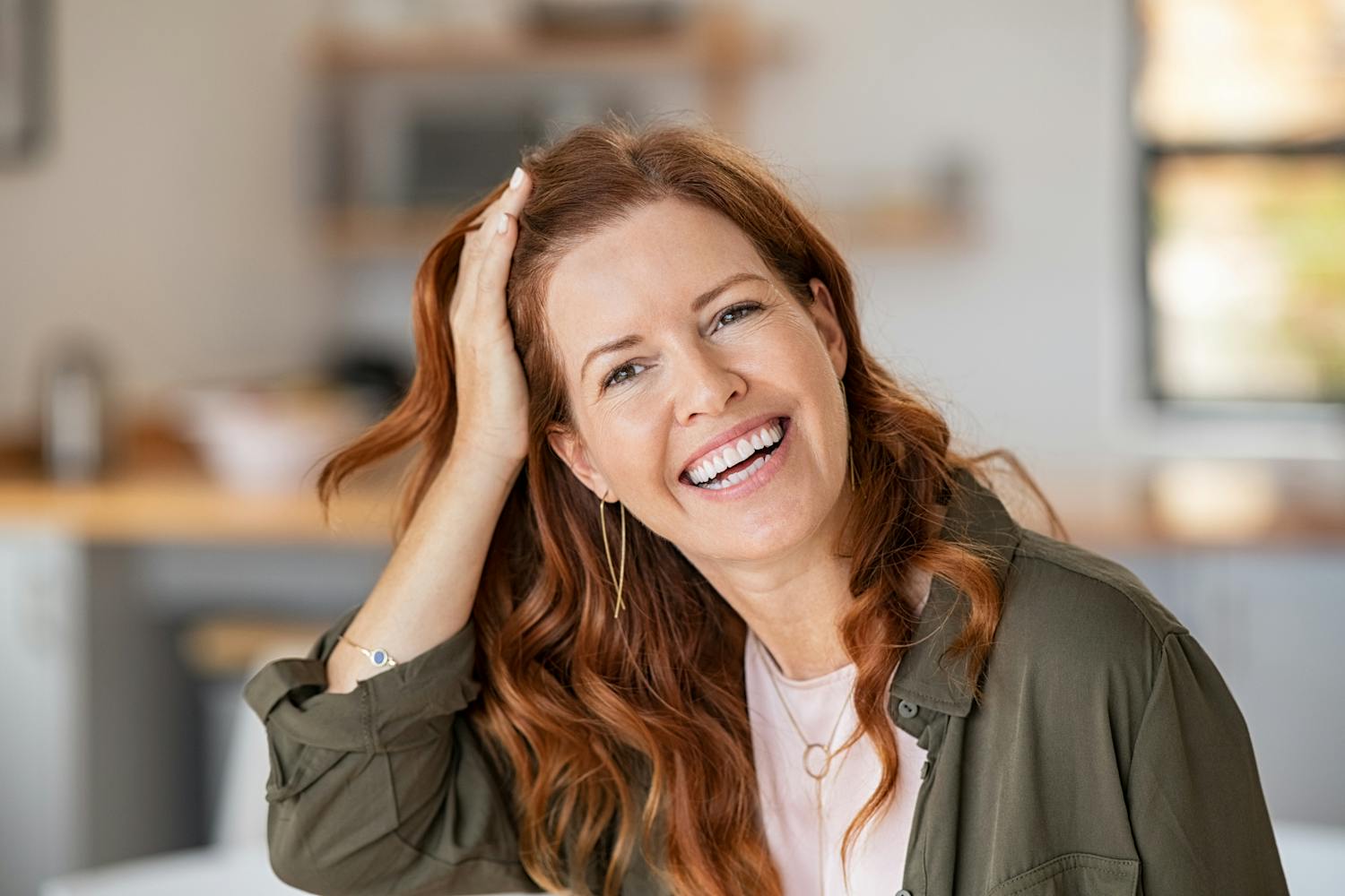 Pourquoi je perds mes cheveux à la ménopause ? Que faire ?