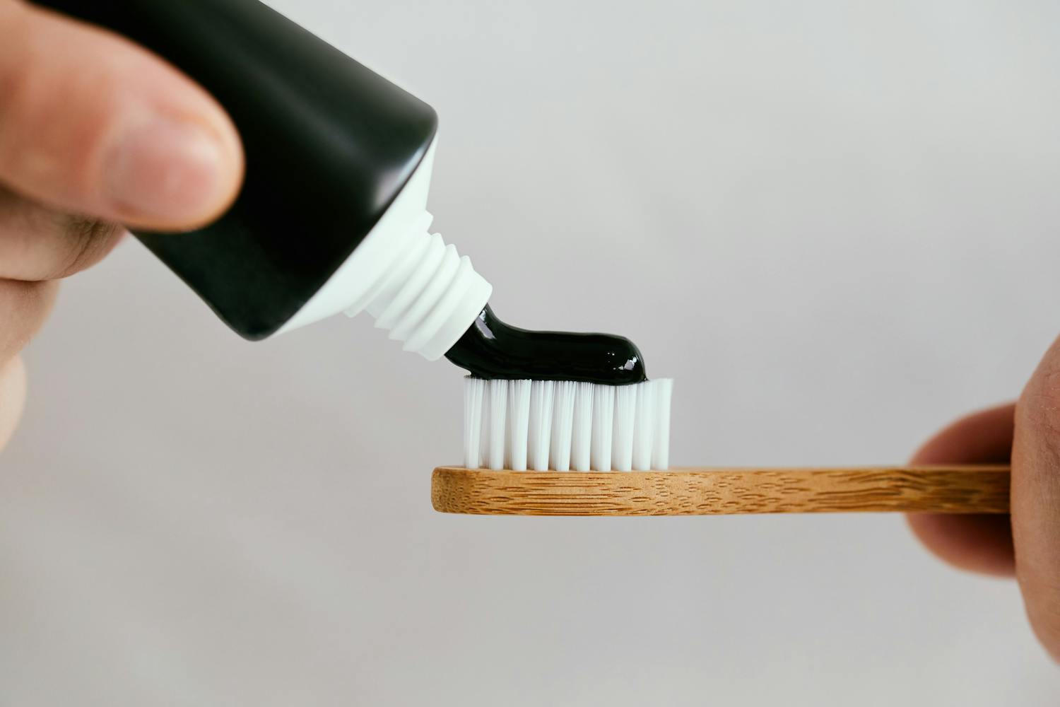 Dentifrice au charbon, attention danger !