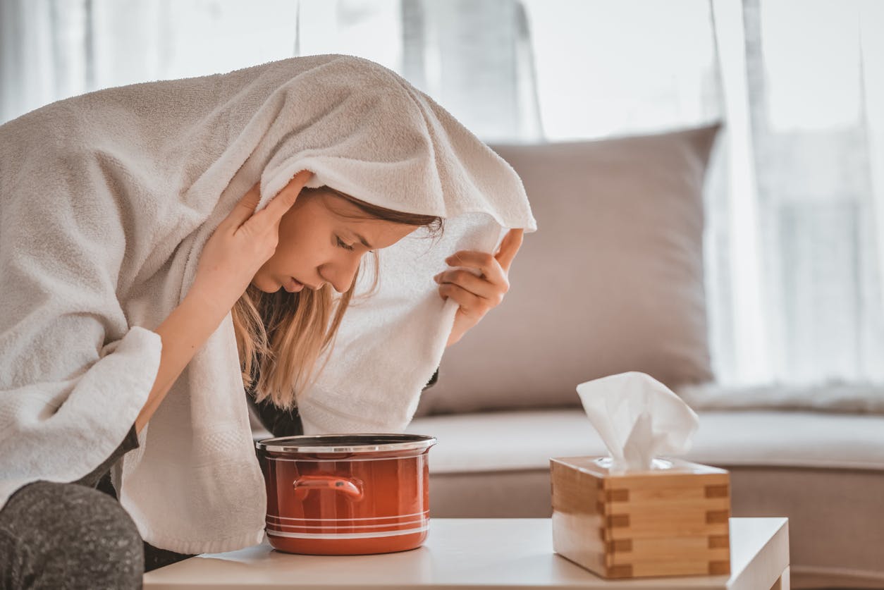 Inhalation contre le rhume : 4 recettes à base d'huiles essentielles