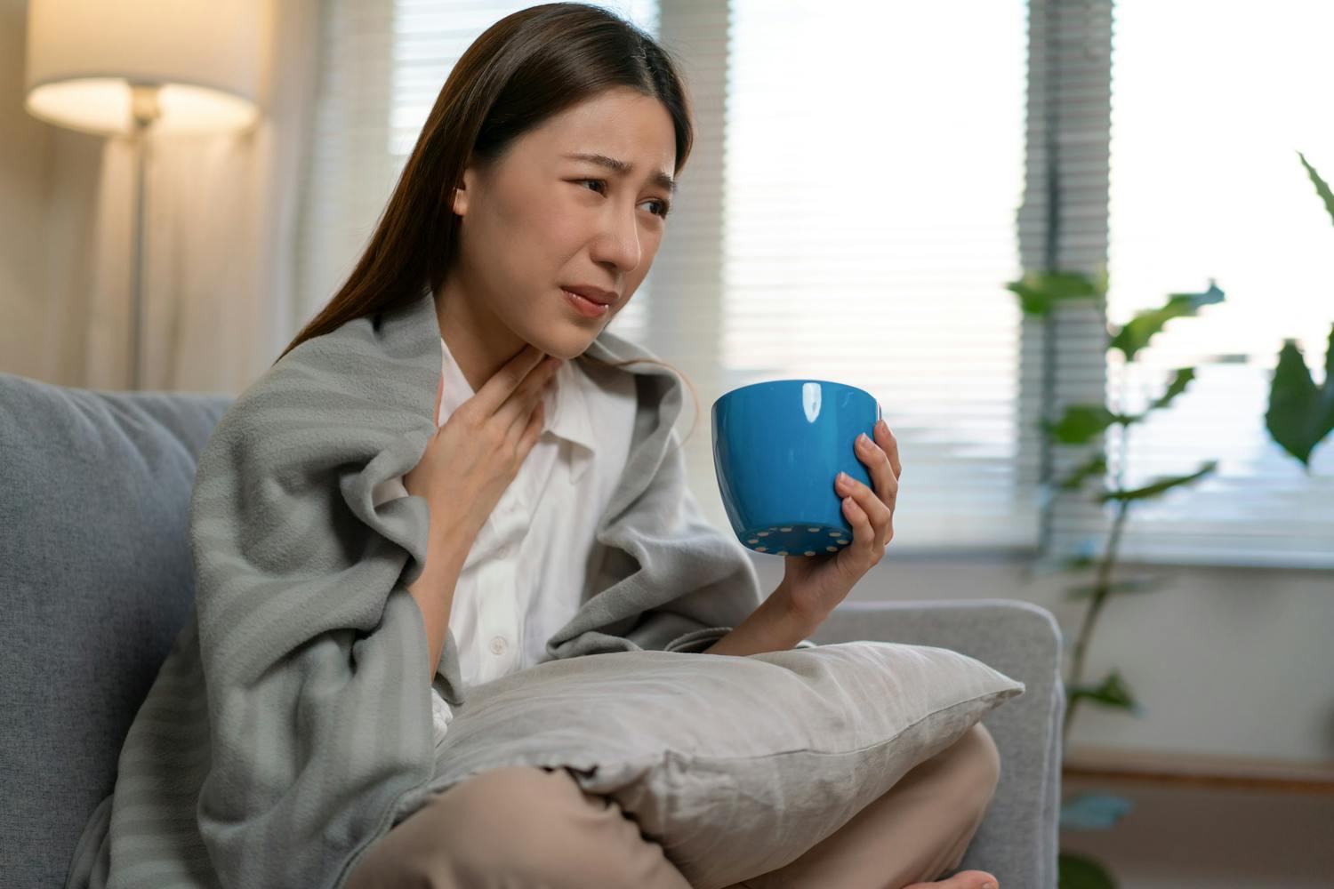 Mal de gorge d'un seul côté seulement : quelles causes ?