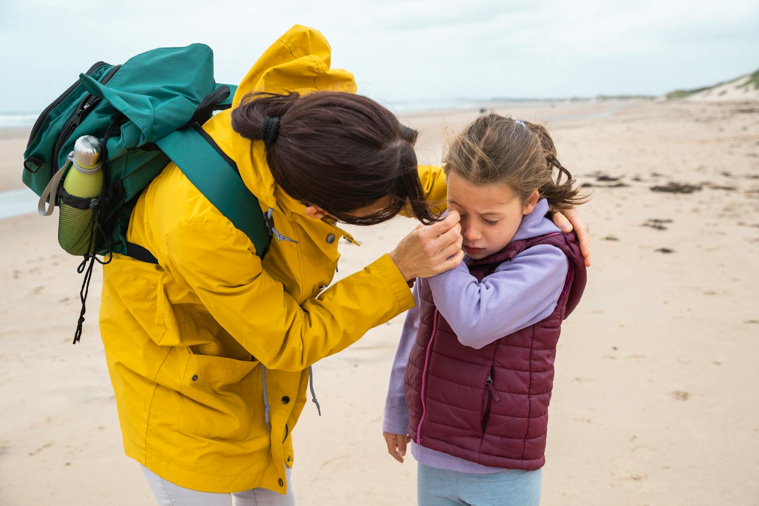 Vous avez du sable dans les yeux : que faire et ne pas faire ? Un expert répond
