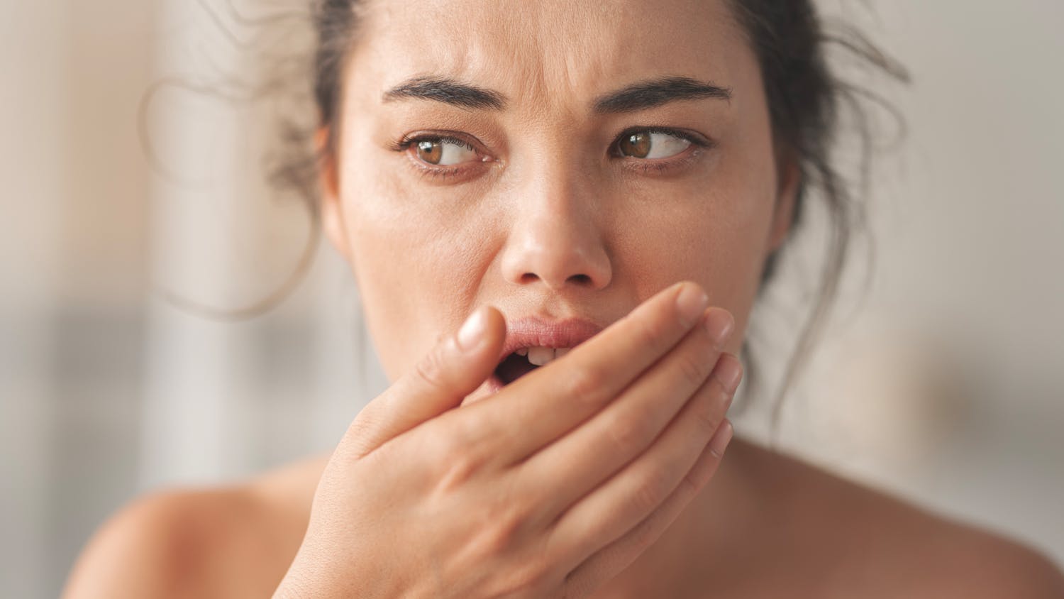 Mauvaise haleine au réveil : d'où vient-elle ? Quelles solutions ?