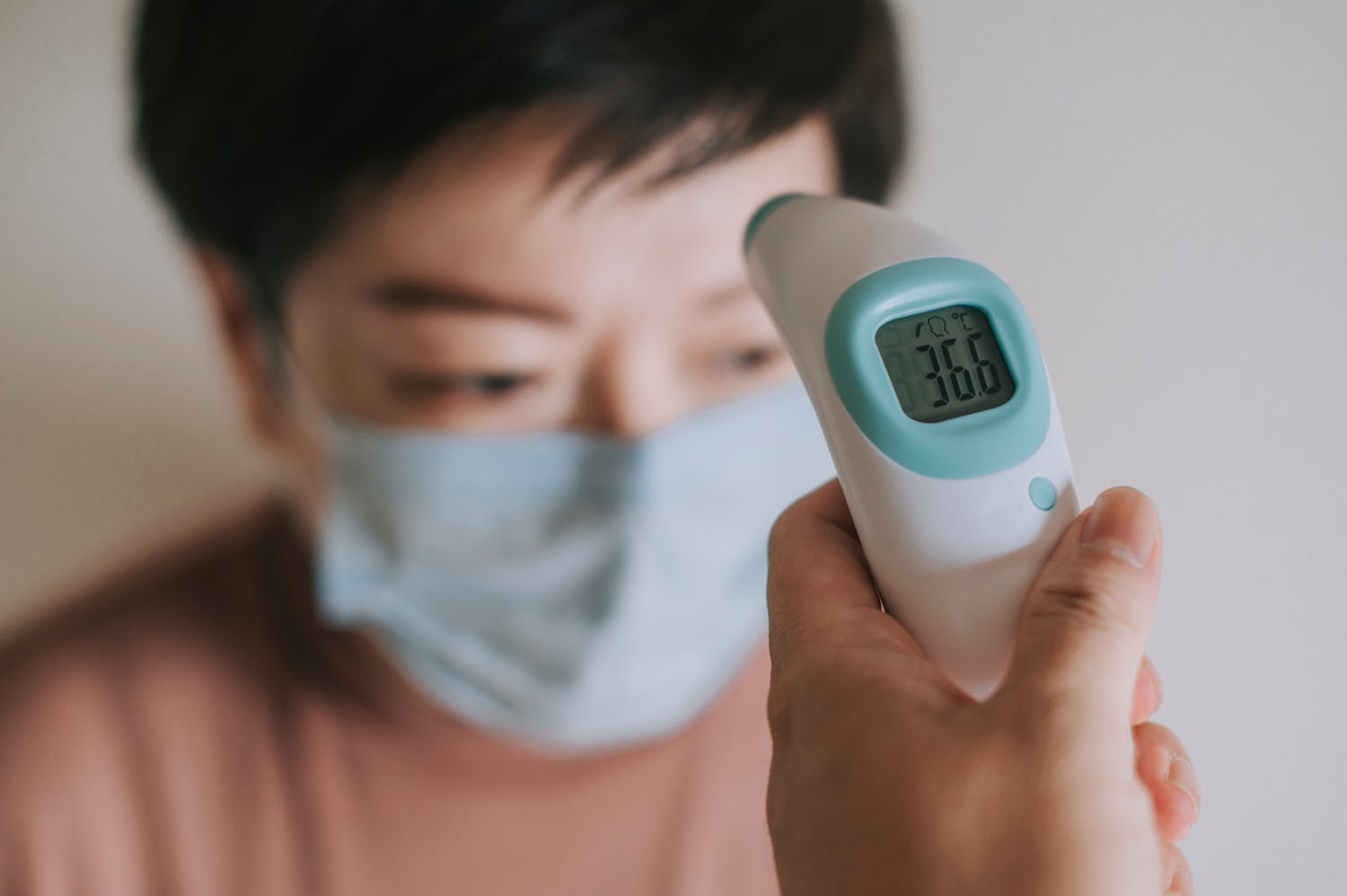 Les thermomètres frontaux sont-ils vraiment fiables ?